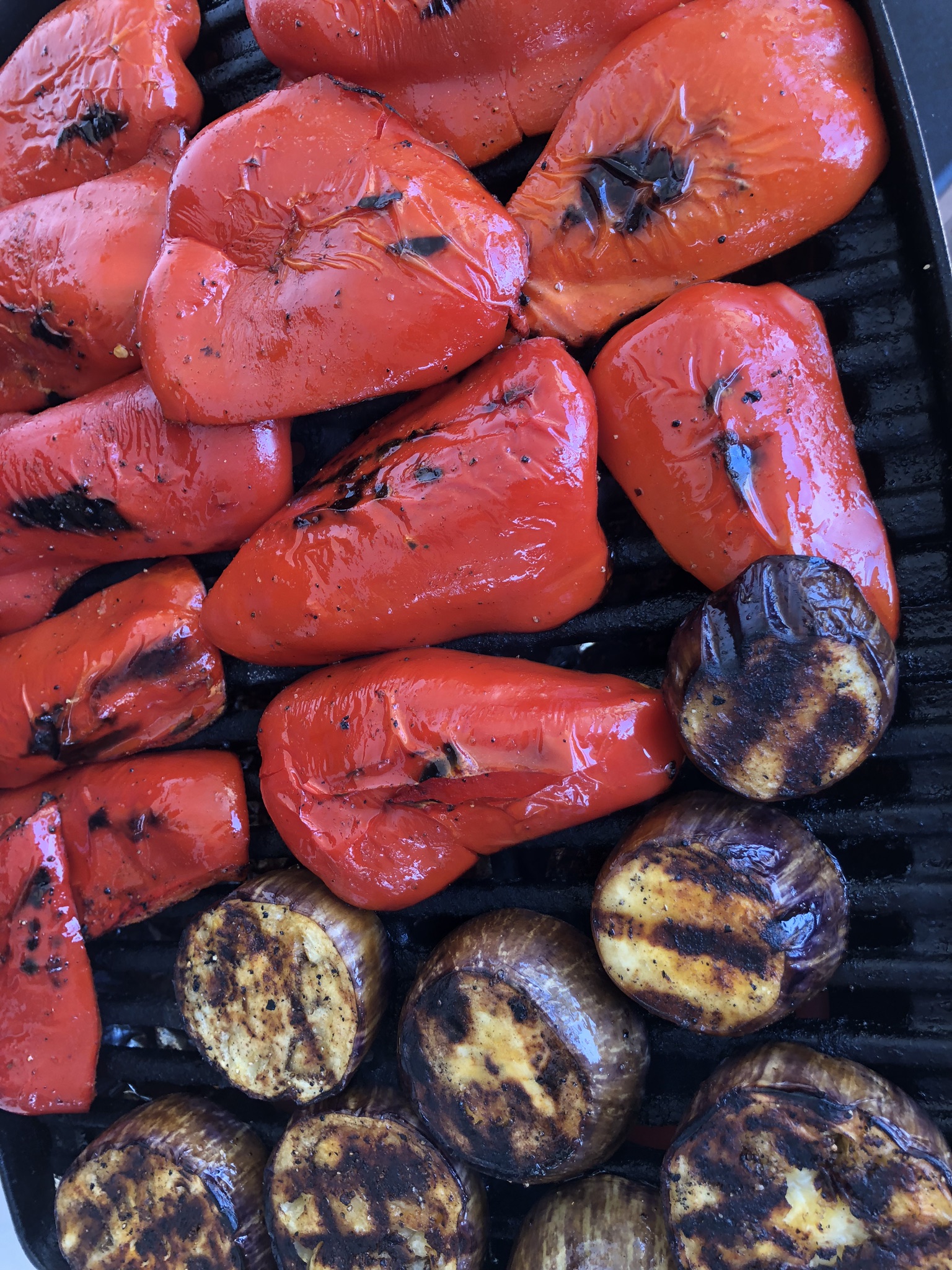 Rote Paprika und Auberginen auf dem Grill